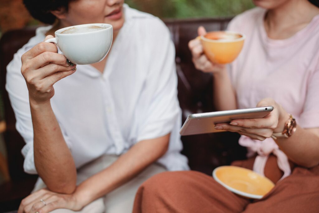 femmes buvant un café